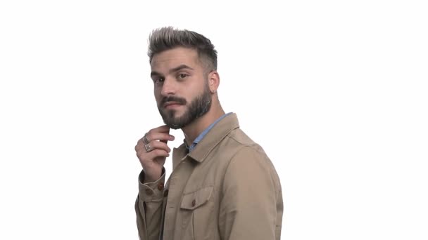 Kotlu Tişörtlü Seksi Adamın Yan Görünüşü Parmaklarını Gösterip Coşkuyla Alkışlayarak — Stok video