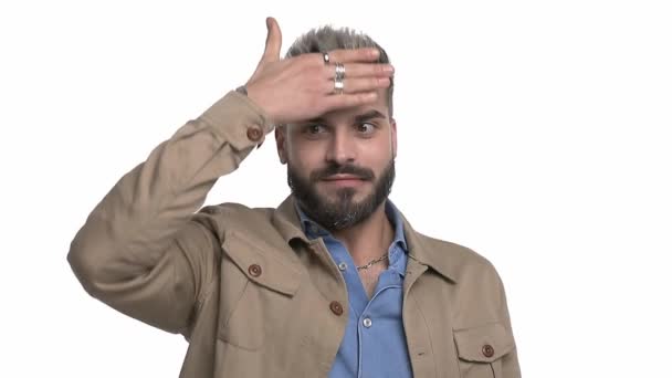 Экспрессивный Молодой Человек Джинсовой Рубашке Обменивается Чувствами Вручную Ведет Себя — стоковое видео