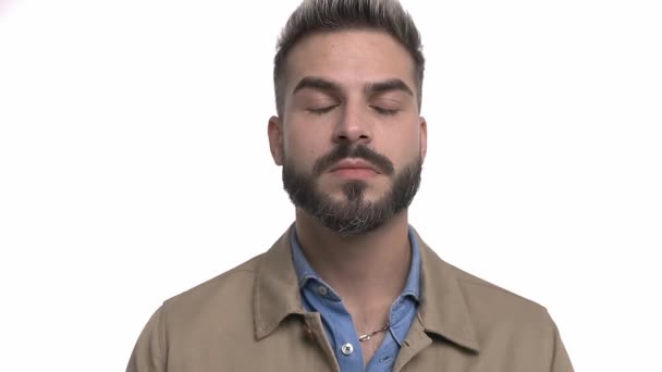 Ragazzo Indifeso Che Indossa Camicia Jeans Guardarsi Intorno Curiosamente Tenendo — Video Stock