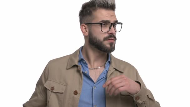 Tipo Inteligente Con Gafas Fijación Chaqueta Beige Cruzando Brazos Asintiendo — Vídeos de Stock