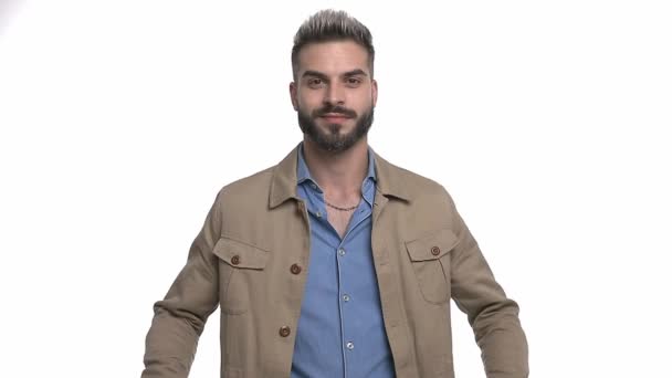 Felice Giovane Uomo Camicia Blu Denim Incrociando Braccia Sorridendo Isolato — Video Stock