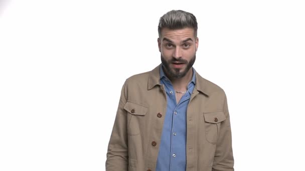 Возбужденный Случайный Человек Джинсовой Рубашке Держа Кулаки Воздухе Приветствуя Крича — стоковое видео