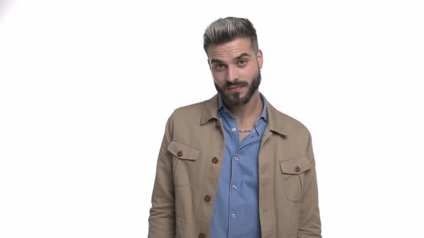 Felice Giovane Uomo Camicia Jeans Sorridente Tenendo Braccia Alzate Facendo — Video Stock