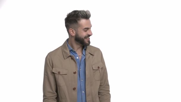 Giovane Ragazzo Entusiasta Camicia Jeans Sorridente Ballare Divertirsi Ridendo Isolato — Video Stock