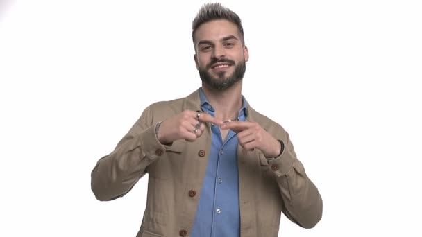 Sebevědomý Ležérní Chlap Džínové Košili Ukazuje Prsty Dělá Gesta Srdce — Stock video