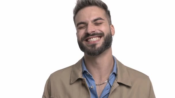 Счастливый Молодой Человек Джинсовой Рубашке Веселится Смеется Делает Жесты Руками — стоковое видео