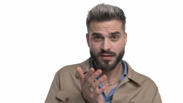 Model Mode Muda Pemalu Dengan Kemeja Denim Menggosok Telapak Tangan — Stok Video