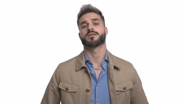 Fresco Giovane Uomo Abito Casual Controllare Vestiti Puntando Dito Facendo — Video Stock