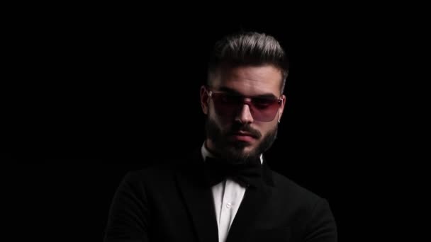 Ragazzo Elegante Sicuro Indossando Occhiali Sole Smoking Nero Incrociando Braccia — Video Stock