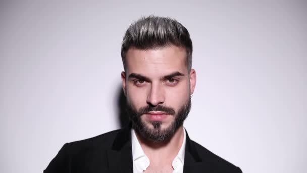 Sexy Junger Geschäftsmann Der Zur Seite Schaut Posiert Schwarzen Samt — Stockvideo