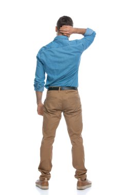 Kafasını kaşıyan ve beyaz arka planda kaybolmuş hisseden sıradan bir adamın arka planı.