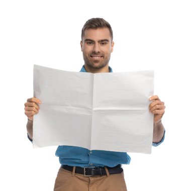 Mutlu sıradan bir adam beyaz arka planda gazete okuyor.