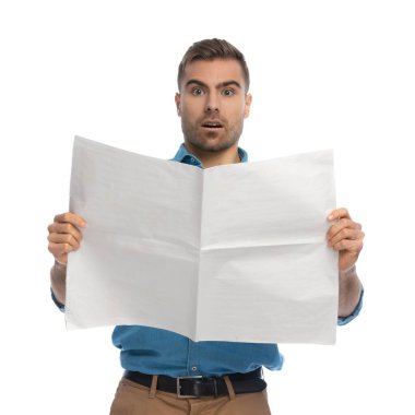 Çekici, sıradan bir adam beyaz arka planda gördüğü haberden şok olmuş hissediyor.