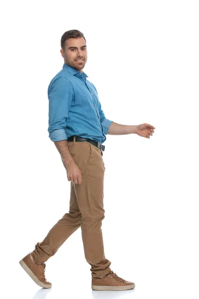 Vista Lateral Homem Casual Bonito Andando Uma Maneira Olhando Para — Fotografia de Stock