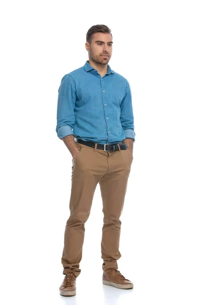 Young Casual Guy Standing His Hands His Pockets Looking Away — Stock Photo, Image
