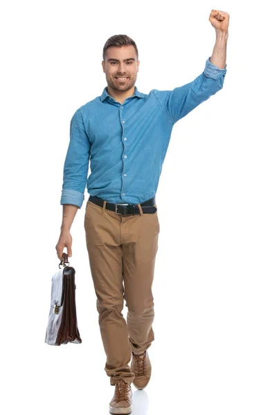 Homem Casual Bonito Celebrando Sucessos Enquanto Caminha Direção Câmera Segurando — Fotografia de Stock