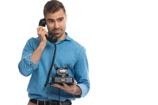 Casual Ung Man Lyssnar Någon Telefon Sedan Tänka Vad Svar — Stockfoto
