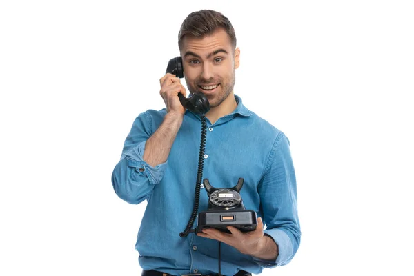 Sexy Casual Man Praten Een Retro Telefoon Gelukkig Verrast Tegen — Stockfoto