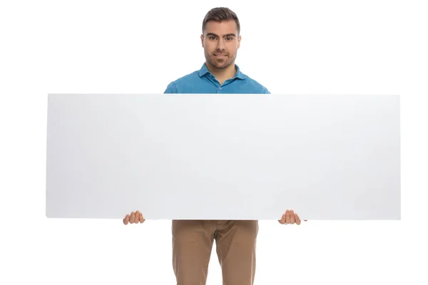 Сексуальний Випадковий Чоловік Тримає Широкий Рекламний Щит Руках Посміхається Білому — стокове фото