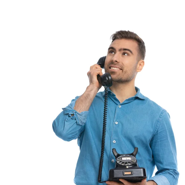 Homem Casual Atraente Falando Telefone Antigo Sonhando Com Algo Contra — Fotografia de Stock