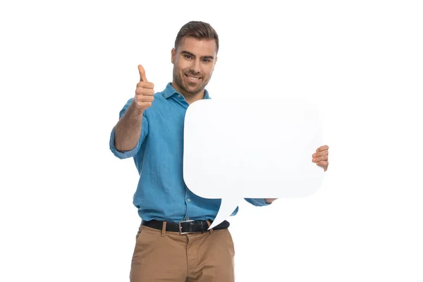 Atractivo Hombre Casual Sosteniendo Una Burbuja Del Habla Dando Pulgar — Foto de Stock