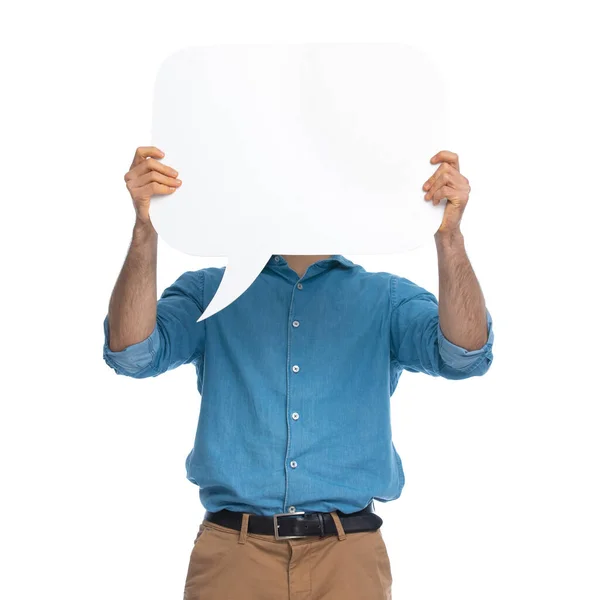 Lässiger Mann Versteckt Sein Gesicht Hinter Einer Sprechblase Vor Weißem — Stockfoto