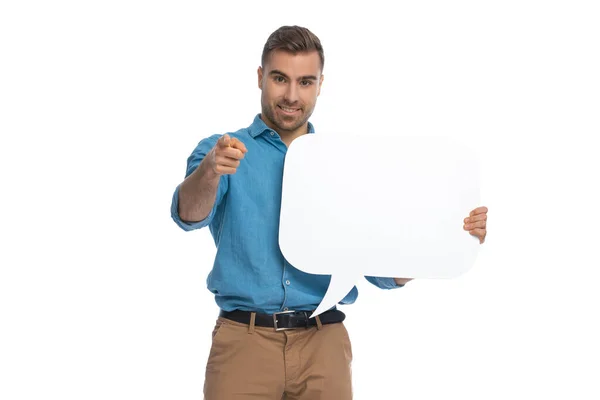 Atractivo Hombre Casual Apuntando Cámara Sosteniendo Una Burbuja Del Habla — Foto de Stock