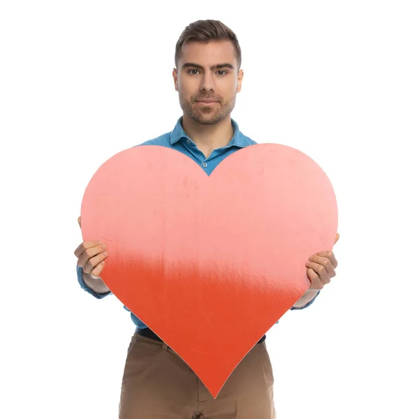 Sexy Hombre Casual Amor Sosteniendo Gran Corazón Rojo Contra Fondo — Foto de Stock