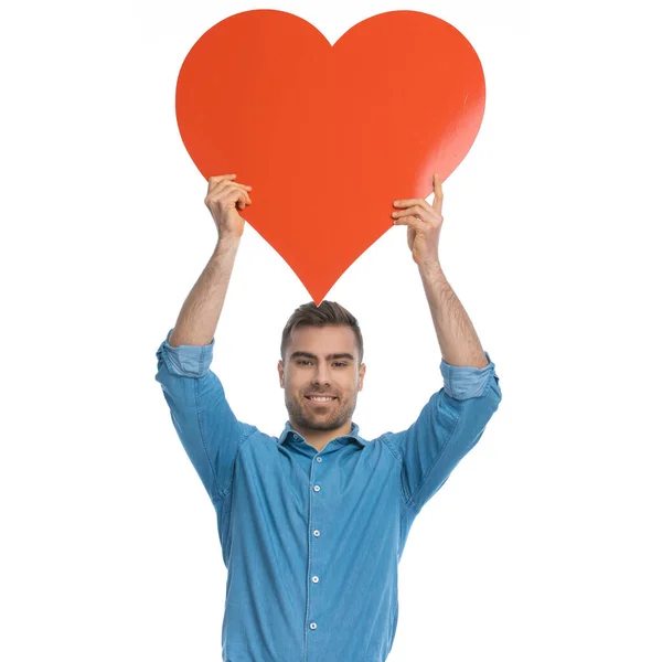 Bello Uomo Casuale Innamorato Tenendo Grande Cuore Rosso Aria Contro — Foto Stock