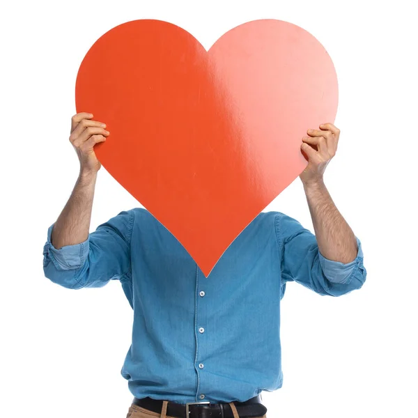 Homem Casual Atraente Escondendo Seu Rosto Atrás Grande Coração Vermelho — Fotografia de Stock