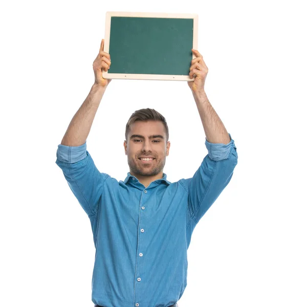 Joven Hombre Casual Sosteniendo Una Tabla Sobre Cabeza Sonriendo Sobre — Foto de Stock