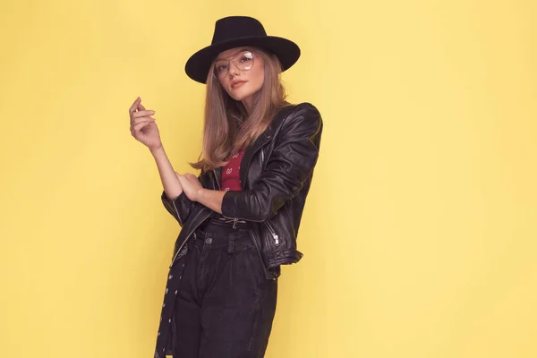 Bela Mulher Casual Segurando Seu Braço Posando Fundo Amarelo Vestindo — Fotografia de Stock