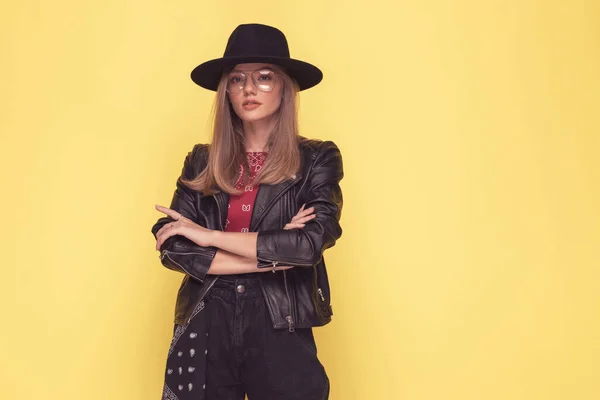 Joven Mujer Casual Cruzando Los Brazos Con Sombrero Negro Gafas —  Fotos de Stock