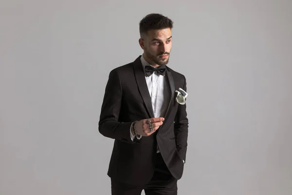 Homem Negócios Moda Smoking Preto Mãos Dadas Bolso Olhando Para — Fotografia de Stock