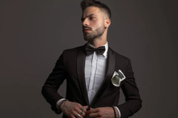 Zamračený Elegantní Model Motýlkem Kapesníkem Zapínání Černý Smoking Při Pohledu — Stock fotografie