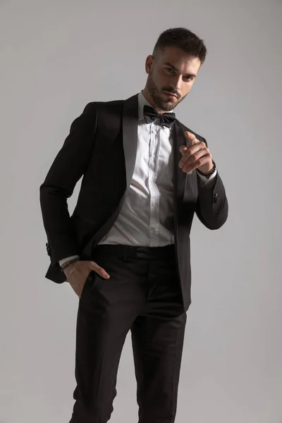 Joven Hombre Elegante Esmoquin Negro Con Pajarita Pañuelo Sosteniendo Mano — Foto de Stock