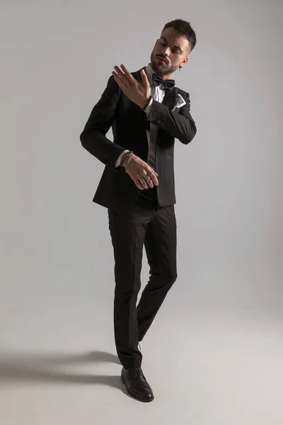 Hombre Negocios Moda Esmoquin Negro Con Corbata Pañuelo Sosteniendo Palma — Foto de Stock