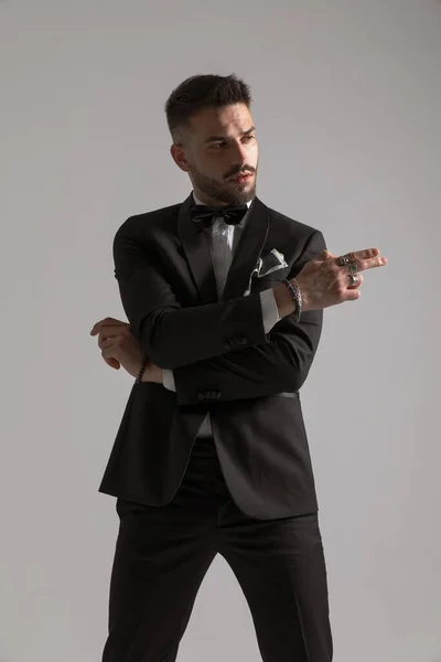 Sexy Uomo Elegante Smoking Nero Con Papillon Fazzoletto Fare Gesto — Foto Stock