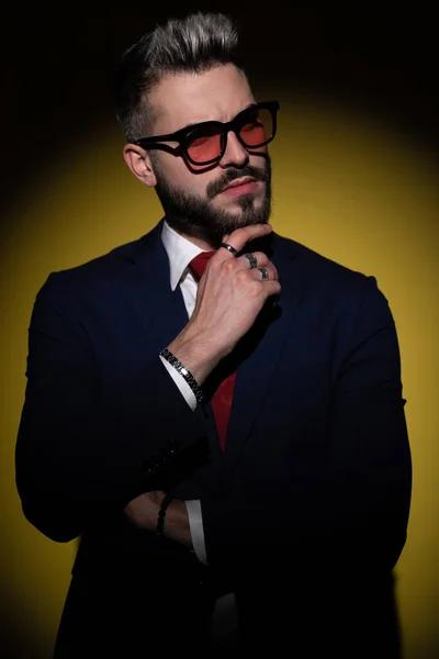Pensive Elegant Man Marinblå Kostym Håller Hand Till Haka Tittar — Stockfoto