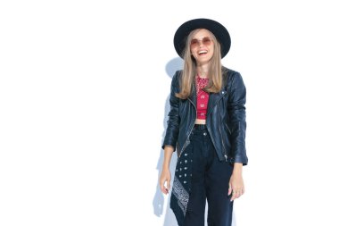 Mutlu hippi modeli, el ve güneş gözlükleriyle yukarı bakıyor ve gülüyor. Stüdyoda beyaz arka planda tek başına duruyor.