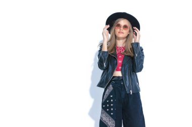 Sıradan hippi kız el ele tutuşup şapka ve güneş gözlüğü takıyor, gülümsüyor, poz veriyor ve stüdyoda beyaz arka planda tek başına duruyor.