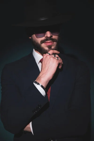 Модный Бизнесмен Чешет Бороду Складывает Руки Носит Крутую Шляпу Солнцезащитные — стоковое фото