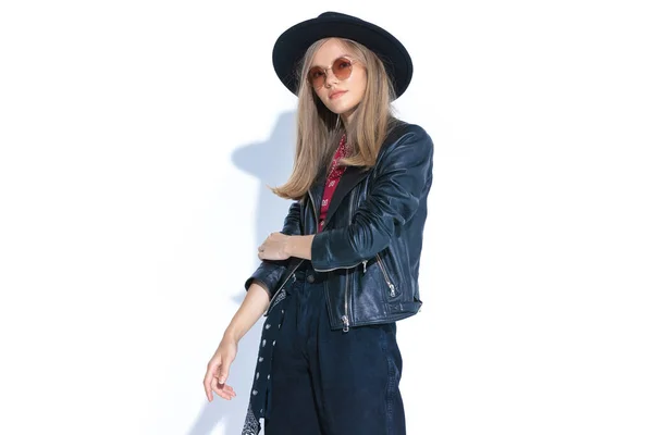 Coole Frau Mit Hut Und Sonnenbrille Arm Der Mode Pose — Stockfoto
