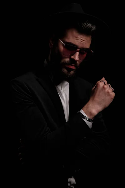 Eleganter Junger Mann Schwarzen Samt Smoking Hält Hand Hand Einer — Stockfoto