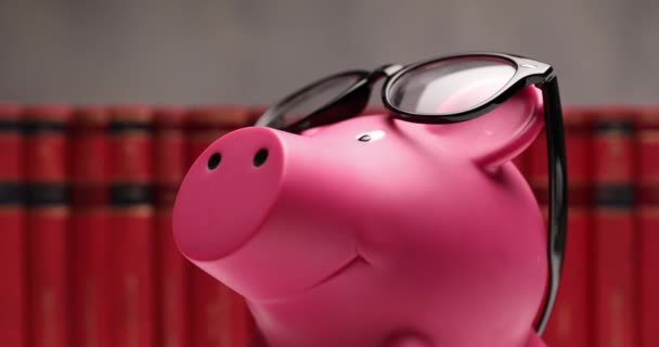 Banco Piggy Movendo Esquerda Para Direita Usando Óculos Contra Uma — Vídeo de Stock