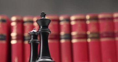 Liderlik ve güç kavramı sağa doğru hareket ediyor ve kırmızı kitapların önündeki çalışma odasına zum yapıyor.