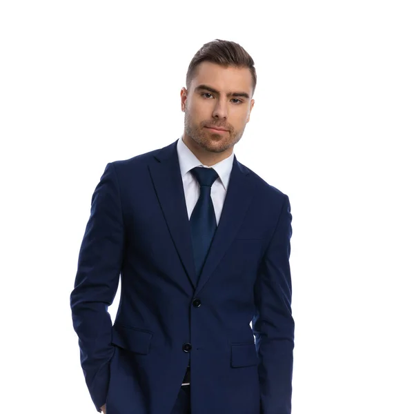 Ritratto Uomo Elegante Fiducioso Tuta Blu Navy Che Tiene Mano — Foto Stock