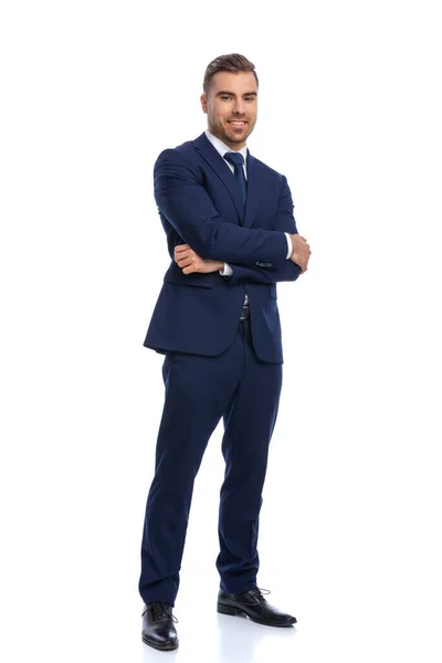 Zarif Takım Elbiseli Çekici Sakallı Adam Kollarını Kavuşturup Gülümsüyor Ayakta — Stok fotoğraf