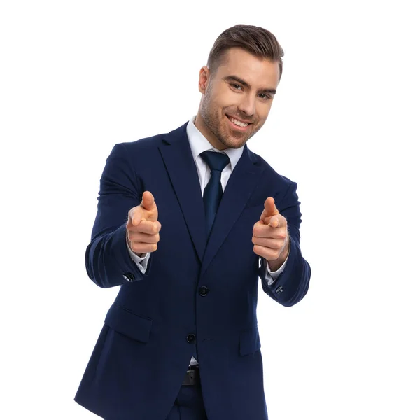 Retrato Hombre Negocios Elegante Traje Azul Marino Señalando Los Dedos — Foto de Stock