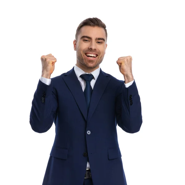 Orgulloso Hombre Elegante Traje Azul Marino Sosteniendo Puños Aire Celebrando —  Fotos de Stock